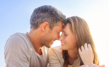 Jak używać mowy ciała, żeby przyciągnąć uwagę kobiet?