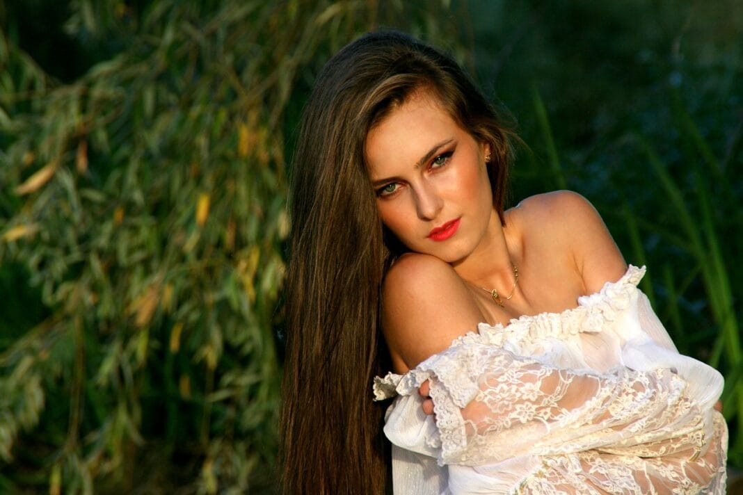 woman-922621_1280