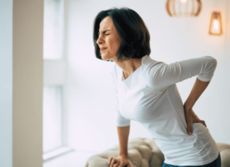 Masz siedzący tryb życia? Ten jeden błąd niszczy twój kręgosłup